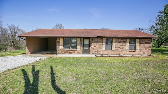 13060 Kimberly Ln, De Soto, MO 63020 - ranch-style home with driveway, a front yard, and a carport