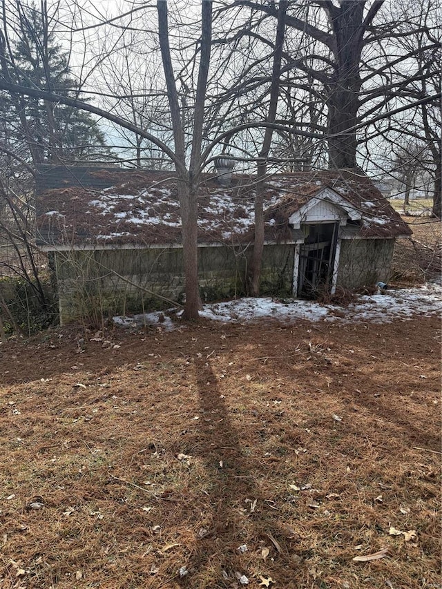 599 N Washington St, Farmington, MO 63640 - view of yard featuring an outbuilding