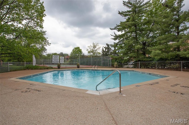585 Coeur De Royale Dr Unit 206, Creve Coeur, MO 63141 - view of community pool