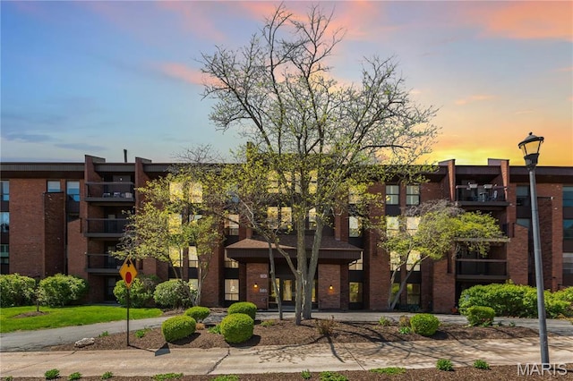 585 Coeur De Royale Dr Unit 206, Creve Coeur, MO 63141 - view of property at dusk