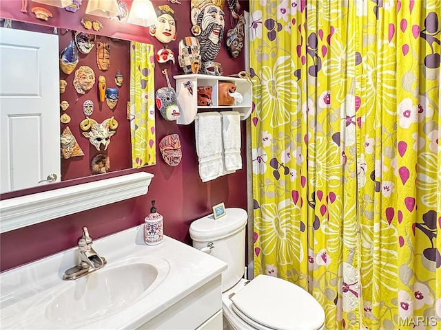501 4th St W, Hermann, MO 65041 - full bath featuring toilet, vanity, and a shower with shower curtain