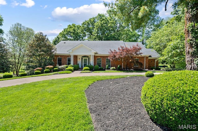 29 Spoede Ln, Creve Coeur, MO 63141 - view of front of house featuring brick siding, a front yard, and curved driveway