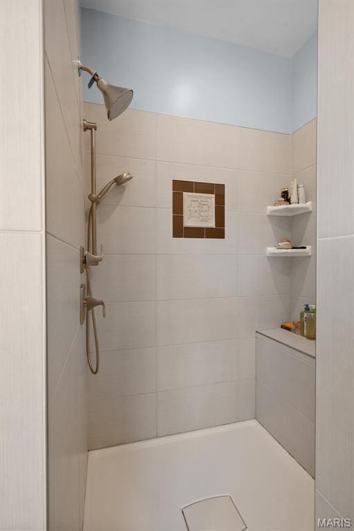 29 Spoede Ln, Creve Coeur, MO 63141 - full bathroom with a tile shower
