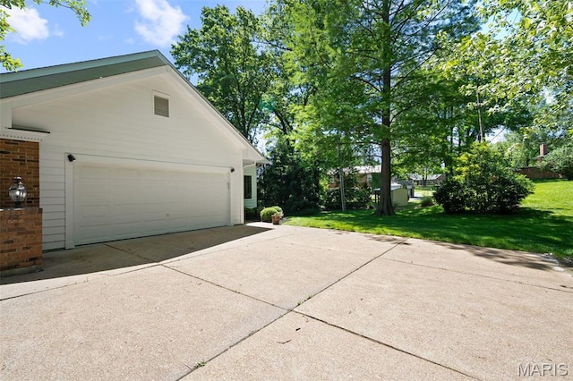 29 Spoede Ln, Creve Coeur, MO 63141 - view of side of property with a yard and concrete driveway