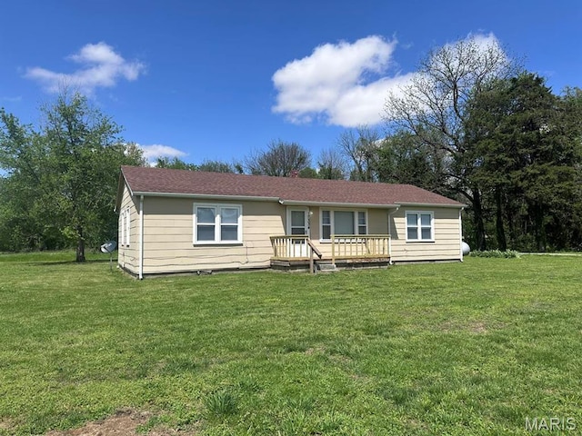 view of front of house featuring a wooden deck and a front yard