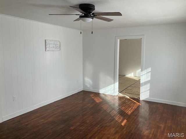unfurnished bedroom featuring wood finished floors, baseboards, and a ceiling fan