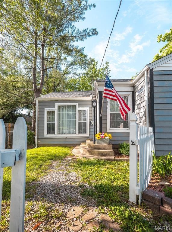 801 E 14th St, Rolla, MO 65401 - bungalow-style house featuring fence and a gate