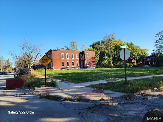 view of front of property featuring a front lawn