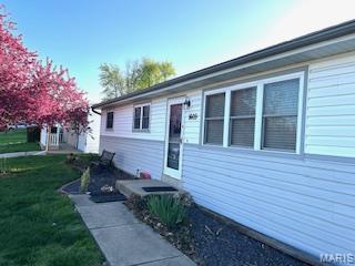 view of front of property featuring a front yard