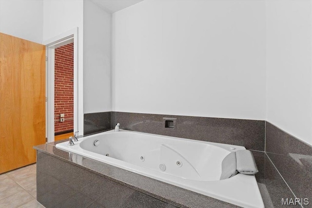 1619 Washington Ave Unit 805, Saint Louis, MO 63103 - full bath featuring a whirlpool tub