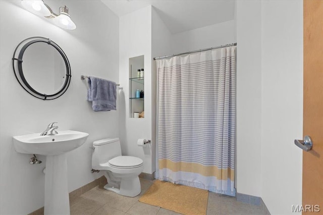 1619 Washington Ave Unit 805, Saint Louis, MO 63103 - full bathroom featuring tile patterned flooring and a shower with curtain