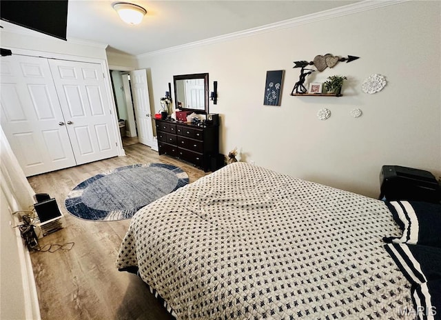125 Hull Ave, Saint Louis, MO 63119 - bedroom featuring wood finished floors, crown molding, and a closet
