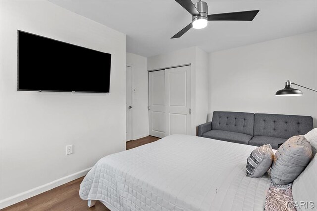 2005 Lynch St Unit C, Saint Louis, MO 63118 - bedroom featuring wood finished floors, baseboards, a ceiling fan, and a closet