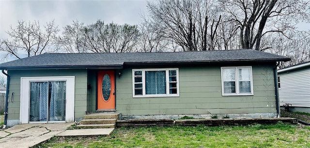807 E Ellis St, Salem, MO 65560 - view of front facade featuring a front lawn, a shingled roof, and entry steps
