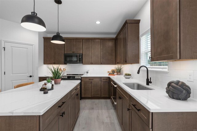 2543 Chukka Dr, Eureka, MO 63025 - kitchen with a sink, light wood finished floors, a kitchen island, backsplash, and recessed lighting