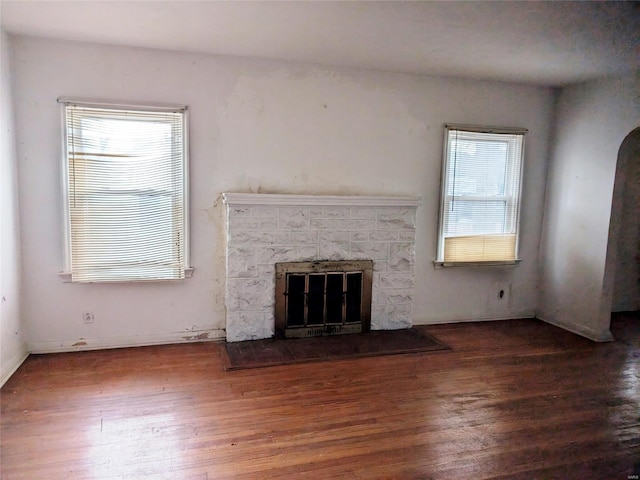 700 Pershing St E, St Louis, IL 62203 - unfurnished living room with wood finished floors and a glass covered fireplace