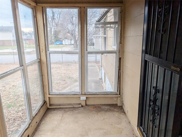 700 Pershing St E, St Louis, IL 62203 - detailed view of unfinished concrete floors