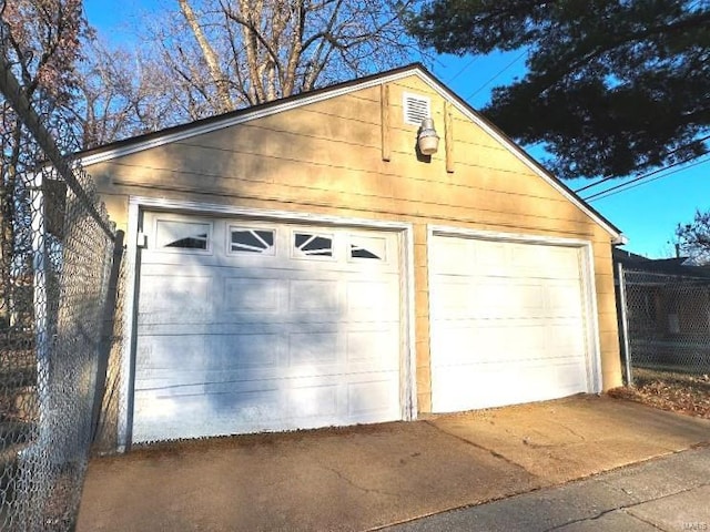 700 Pershing St E, St Louis, IL 62203 - detached garage featuring fence