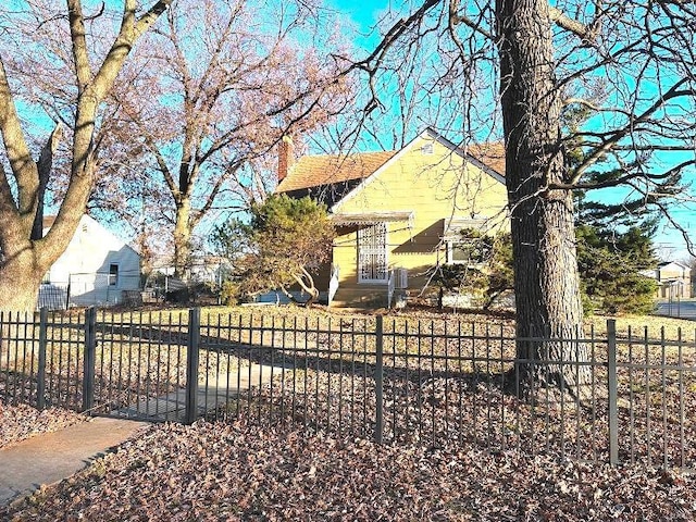 700 Pershing St E, St Louis, IL 62203 - view of front of house featuring a fenced front yard