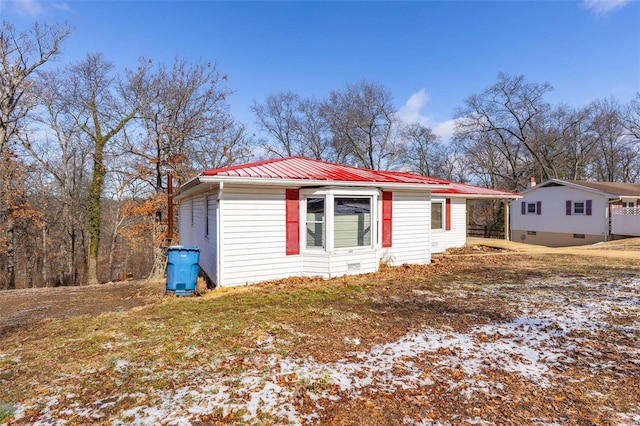 8 Crescent Dr, Viburnum, MO 65566 - view of side of property featuring metal roof and a carport