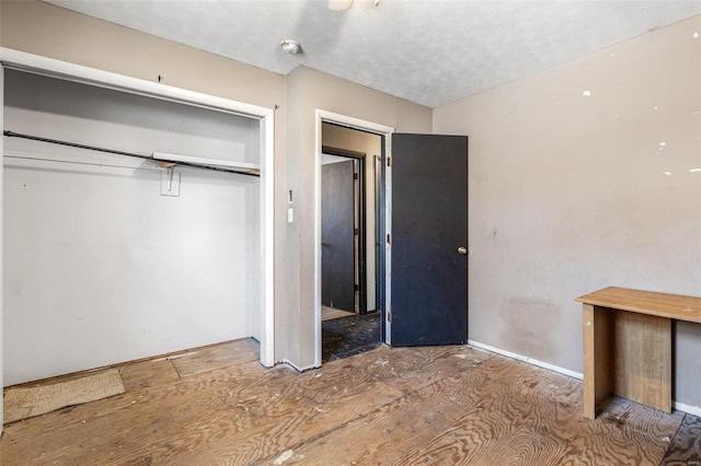 8 Crescent Dr, Viburnum, MO 65566 - unfurnished bedroom featuring a closet and a textured ceiling