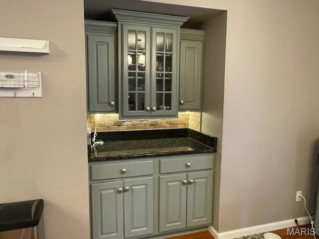 bar area with decorative backsplash and baseboards