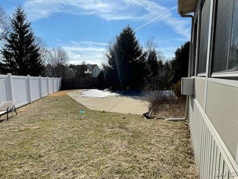 view of yard featuring a patio area