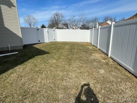 view of yard featuring a gate