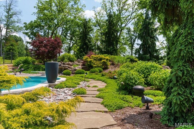 2535 S Lindbergh Blvd, Saint Louis, MO 63131 - view of home's community featuring a swimming pool