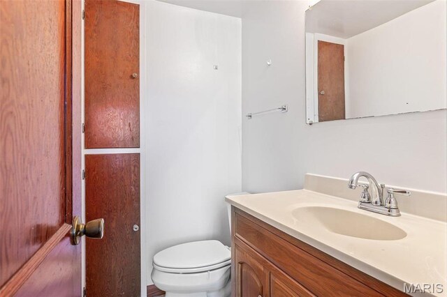215 Virginia St, Saint Genevieve, MO 63670 - half bathroom with vanity and toilet
