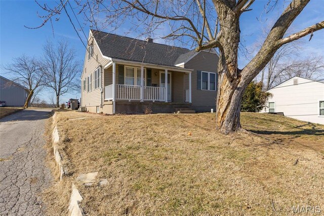 215 Virginia St, Saint Genevieve, MO 63670 - single story home with covered porch, driveway, roof with shingles, a chimney, and a front lawn