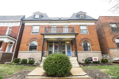 4220 Cleveland Ave, Saint Louis, MO 63110 - view of front of home featuring a balcony