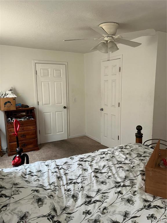 618 Church St, Hannibal, MO 63401 - bedroom with carpet floors, a ceiling fan, and a textured ceiling