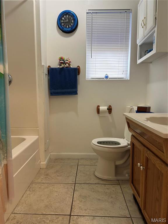 618 Church St, Hannibal, MO 63401 - full bath featuring tile patterned flooring and vanity