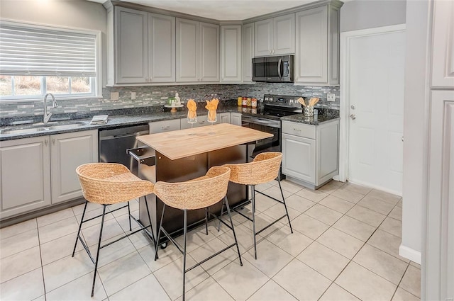121 Country Club Pl, Belleville, IL 62223 - kitchen featuring stainless steel appliances, gray cabinetry, a sink, and backsplash