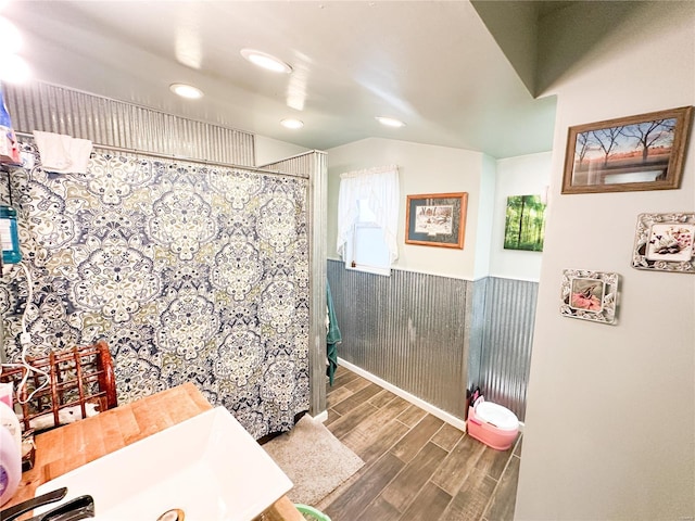 807 E 4th St, Salem, MO 65560 - full bathroom featuring wood finished floors, wainscoting, vaulted ceiling, a shower with curtain, and recessed lighting