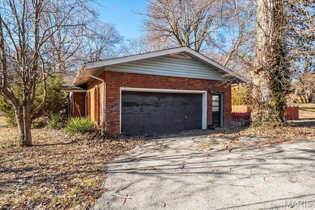 32 Briarcliffe Dr, Collinsville, IL 62234 - garage with asphalt driveway