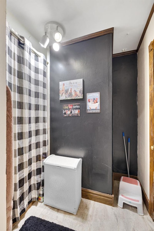 524 N St, Farmington, MO 63640 - full bath featuring ornamental molding, a shower with shower curtain, and baseboards
