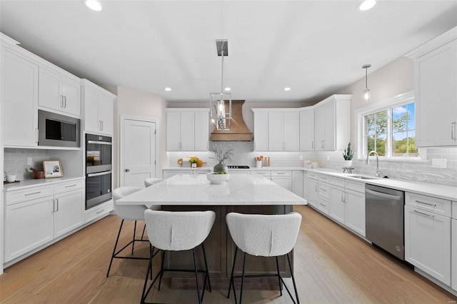 8 Briarbrook Trl, Saint Louis, MO 63131 - kitchen featuring custom exhaust hood, a sink, appliances with stainless steel finishes, tasteful backsplash, and a kitchen bar