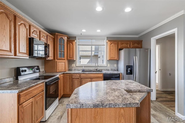 4645 Quail Run Rd, Farmington, MO 63640 - kitchen featuring black appliances, a sink, ornamental molding, a kitchen island, and brown cabinetry