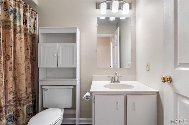 4645 Quail Run Rd, Farmington, MO 63640 - full bath featuring vanity, toilet, and a shower with curtain