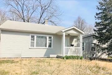 view of front of property featuring covered porch and a front yard