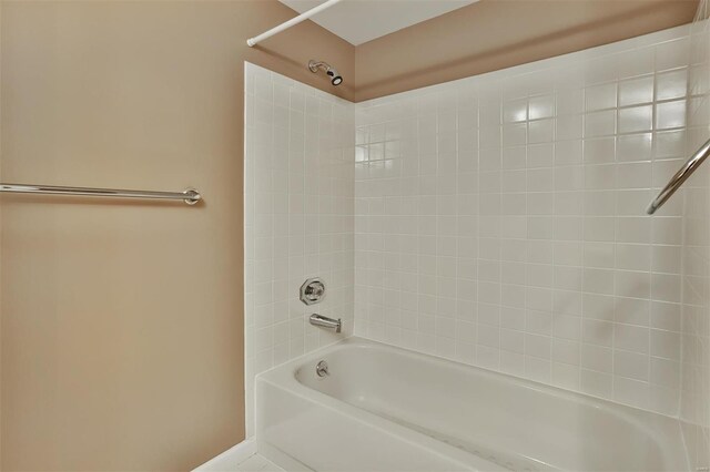 11920 Old Ballas Rd Unit 202, Saint Louis, MO 63141 - bathroom with tub / shower combination and baseboards