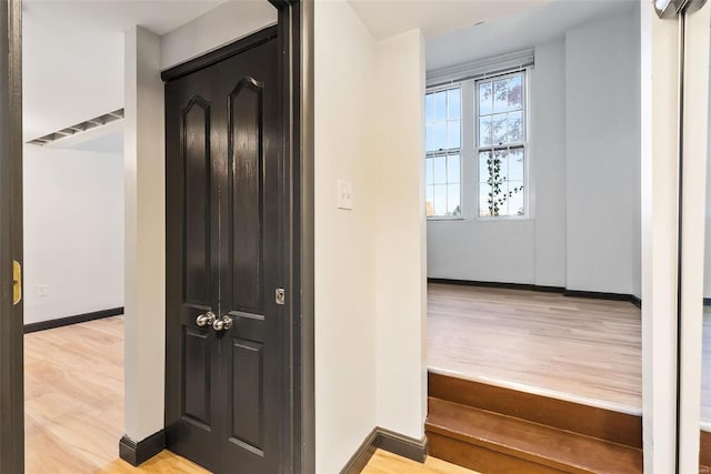 1052 S Kingshighway Blvd, Saint Louis, MO 63110 - entryway featuring wood finished floors and baseboards