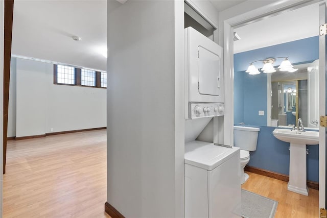 1052 S Kingshighway Blvd, Saint Louis, MO 63110 - bathroom featuring wood finished floors, toilet, baseboards, and a sink