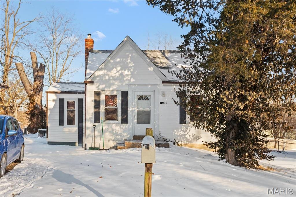 828 Marion Pl, Saint Louis, MO 63135 - view of front of property with a chimney