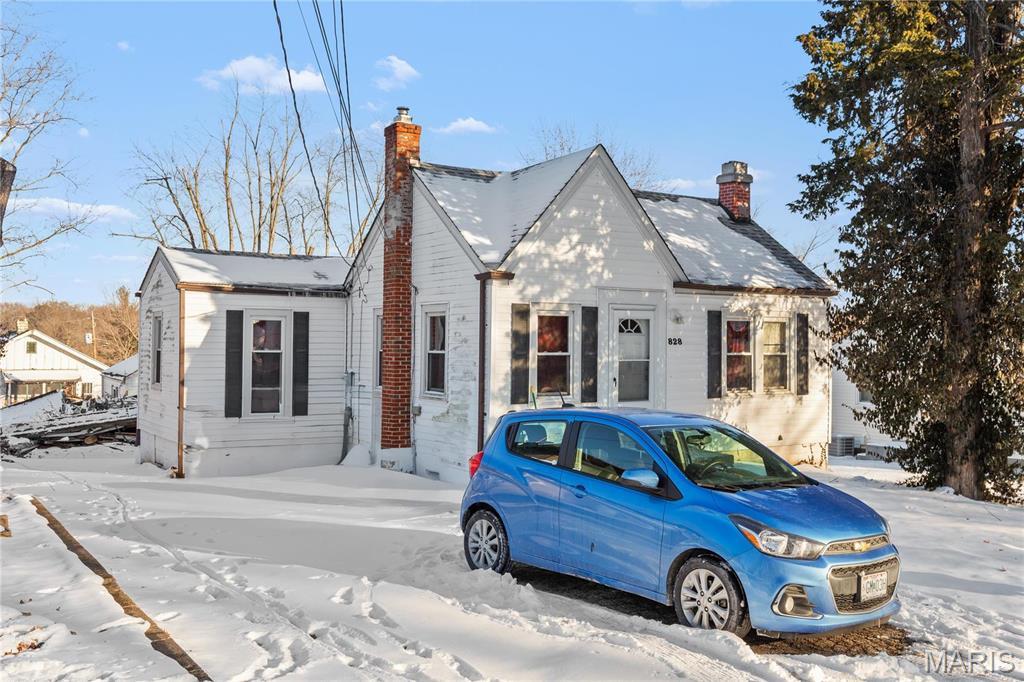 828 Marion Pl, Saint Louis, MO 63135 - bungalow featuring a chimney