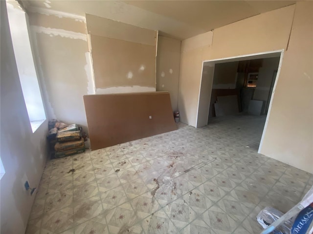 5232 Cote Brilliante Ave, Saint Louis, MO 63113 - unfurnished room with tile patterned floors