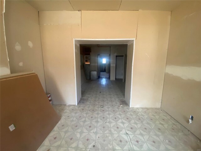 5232 Cote Brilliante Ave, Saint Louis, MO 63113 - corridor featuring light floors