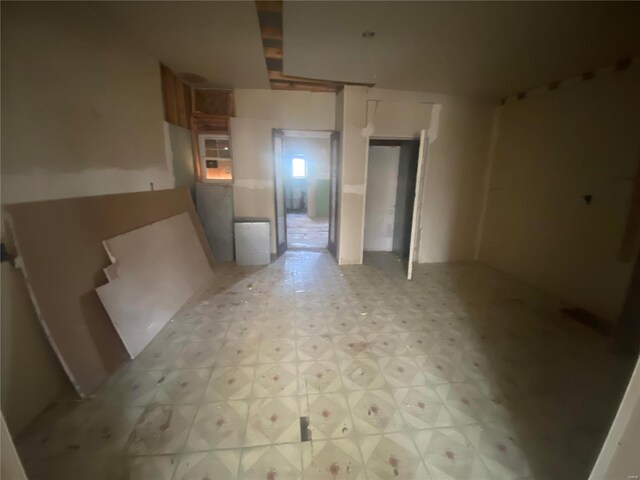 5232 Cote Brilliante Ave, Saint Louis, MO 63113 - empty room with light floors